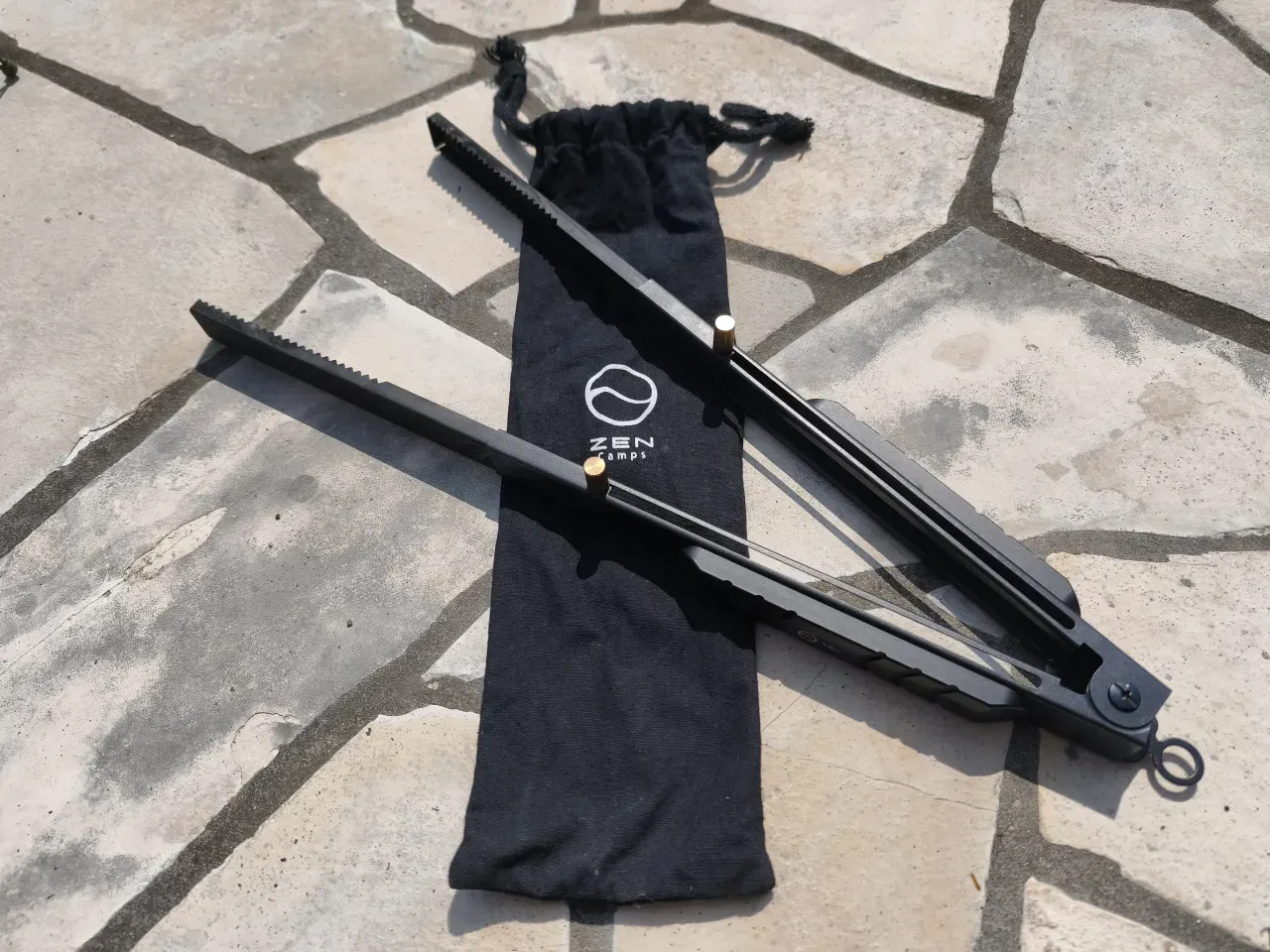 ZEN CAMPS 火バサミ兼トングを開いた状態。マットブラックの金属製