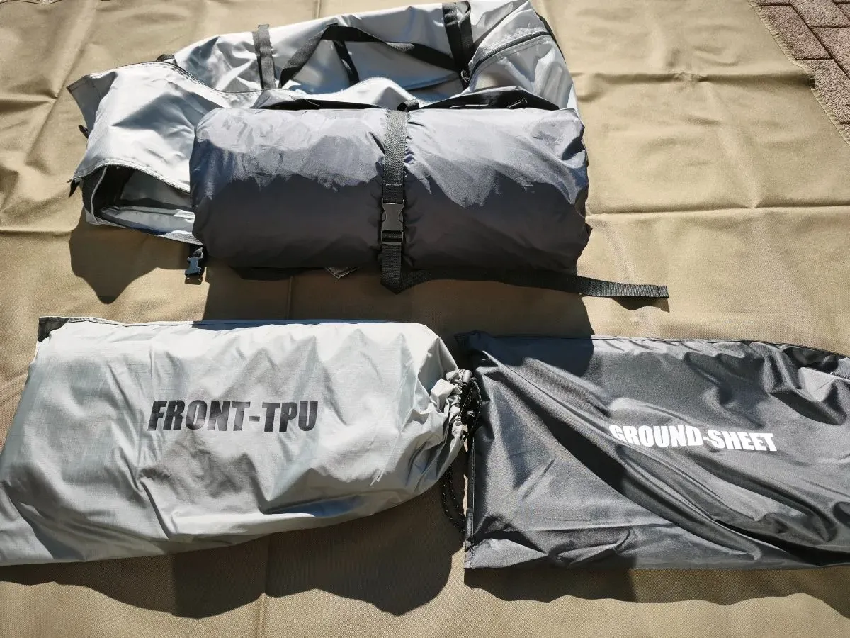FRONT-TPUバッグとGROUND-SHEETバッグ。それぞれ名称が印字されている