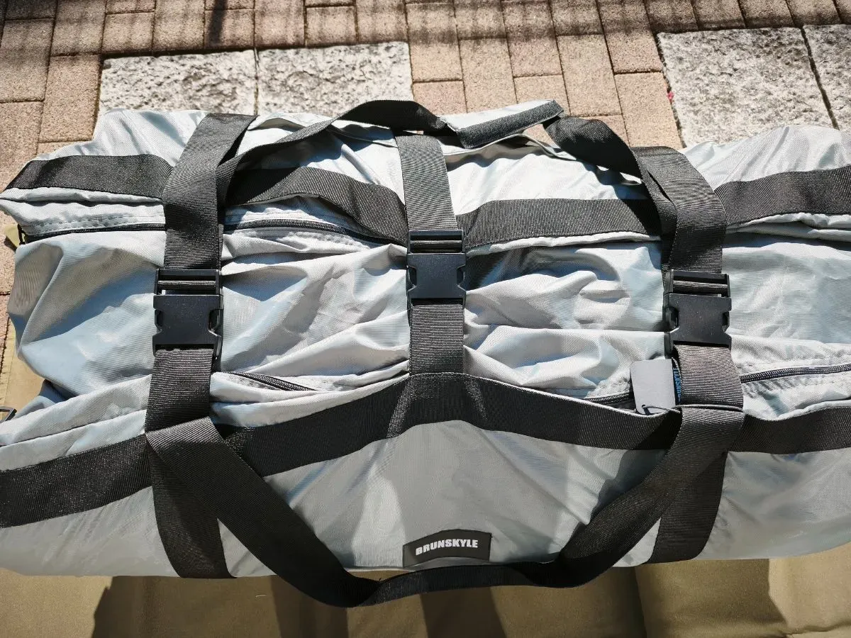 収納袋のベルトとバックル。外側から締め上げて圧縮できる
