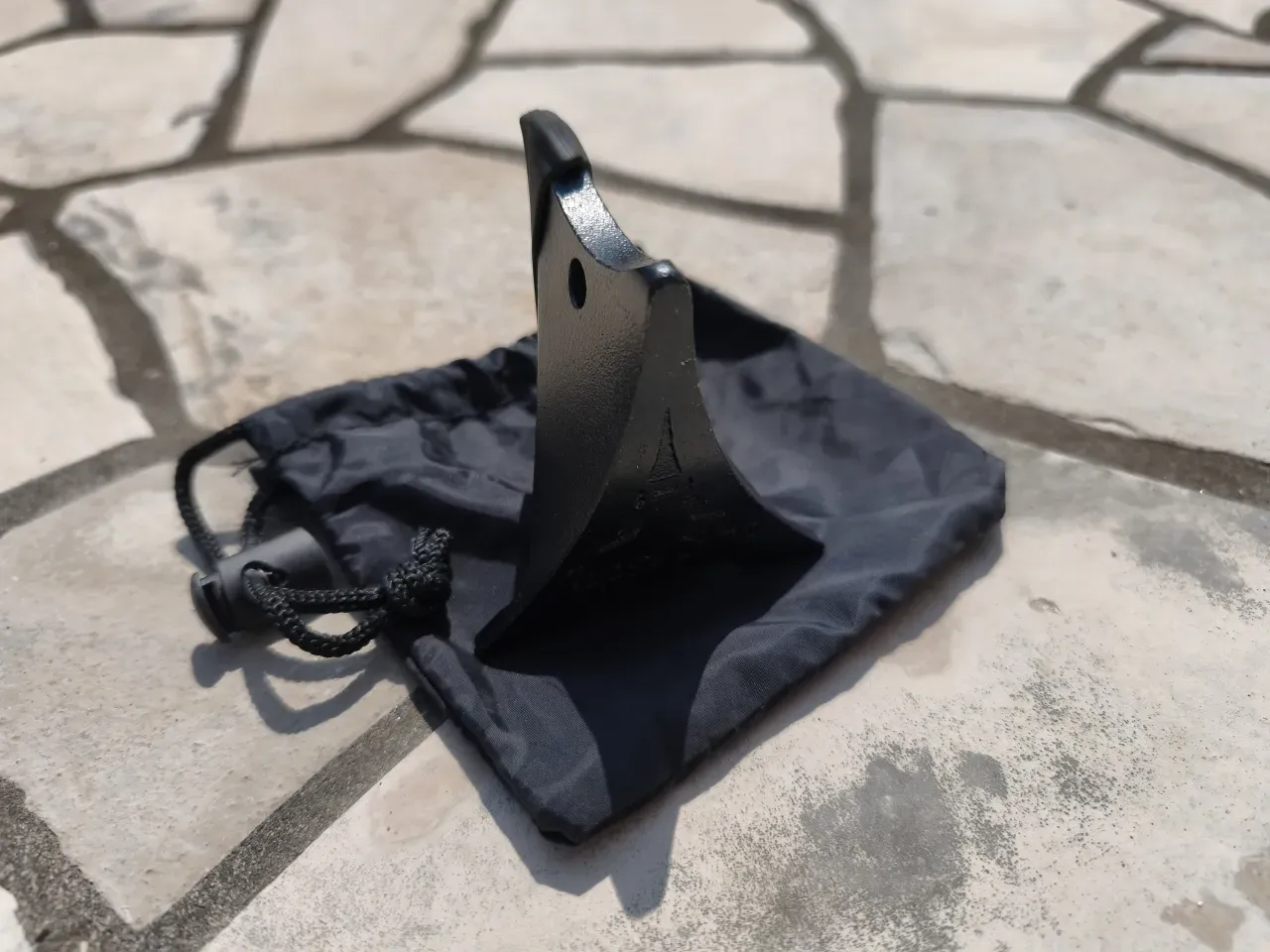 Tokyo Camp クサビタワー。収納袋の上に置いた状態