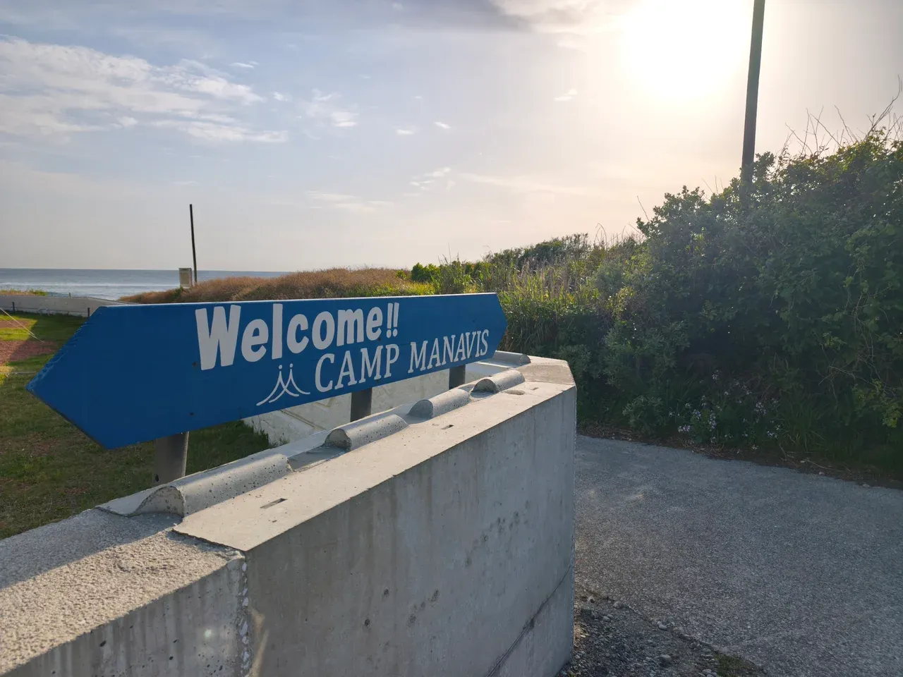 Welcome!! CAMP MANAVISの看板